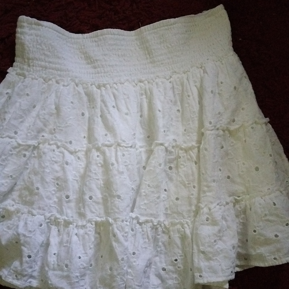 Bright white elastic waist eyelet lace skirt.sz Small